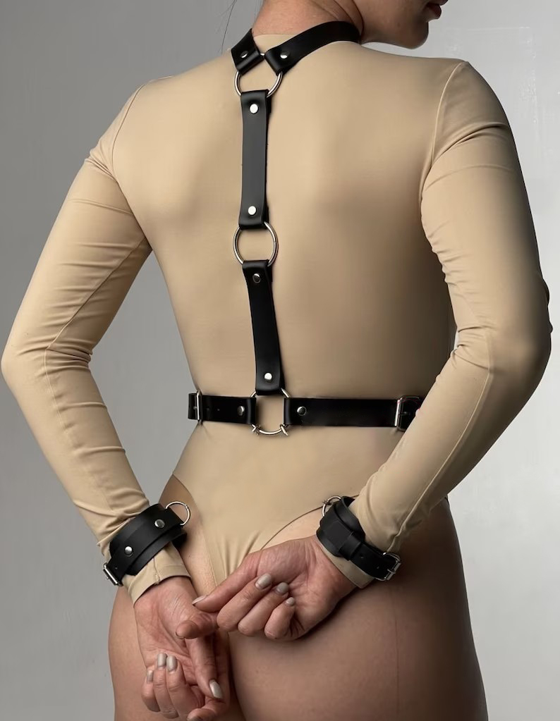 Women's Sexy Leather Harness B - đánh giá và giá Garter Belt Set